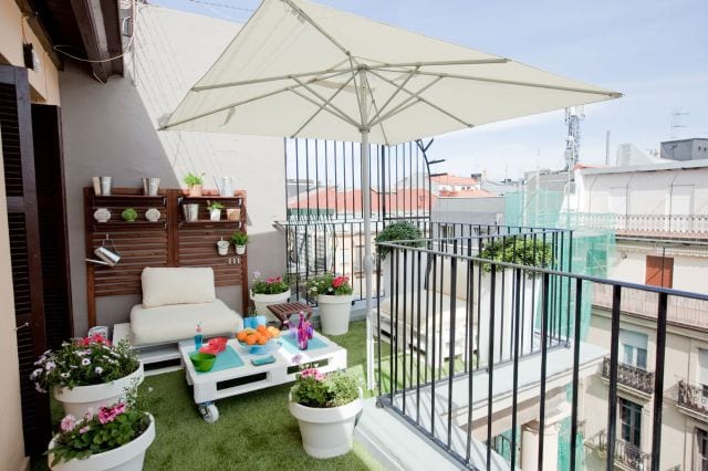 coole balkon idee mit wandregalen aus holz und möbel aus paletten