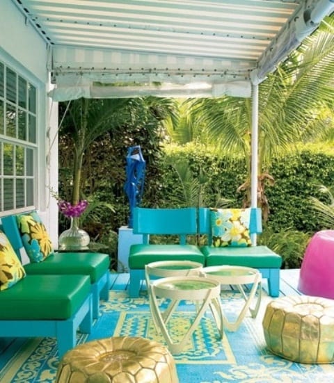 terrasse gestalten mit teppich blau und holzmöbeln in grün und blau mit terrassenbeschattung aus Markise