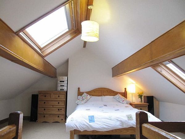Schlafzimmer dachschräge tapete: dachgeschoss einrichten ...