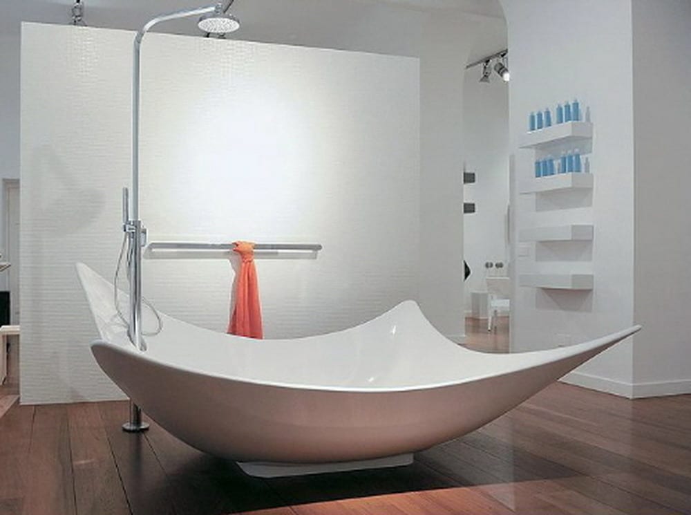 moderne Keramik-Badewanne mit Dusche