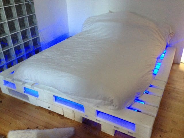 Bett aus Paletten mit LED-Beleuchtung in blau