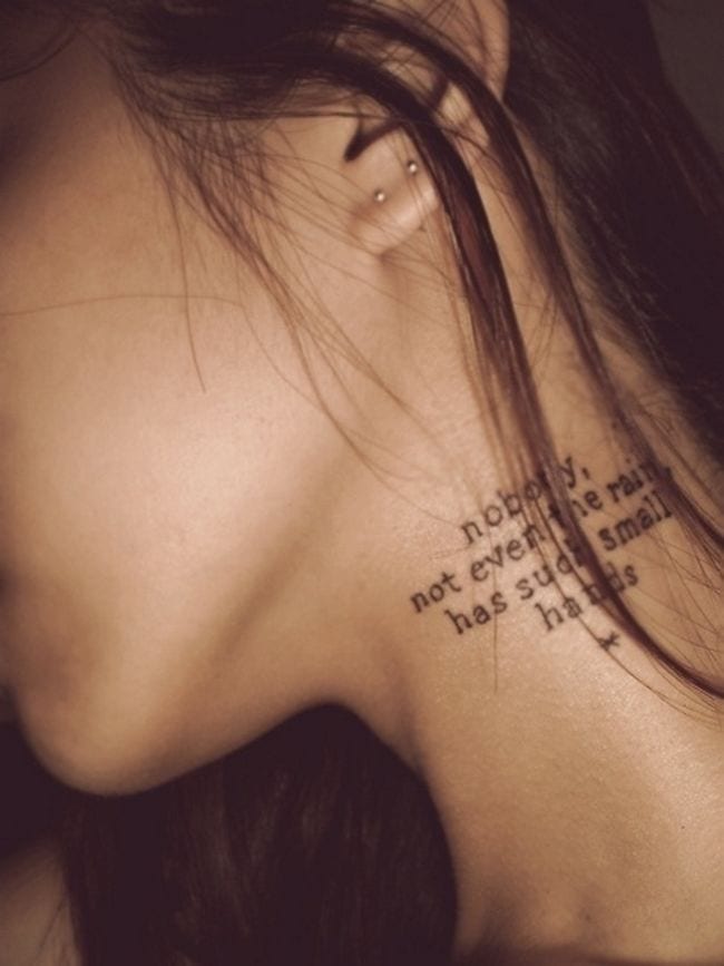schriftzug tattoo idee fürs hals