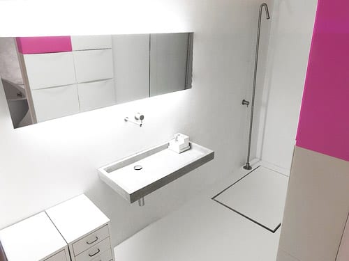 minimalistisches badezimmer einrichtung in weiß und pink_freistehende dusche