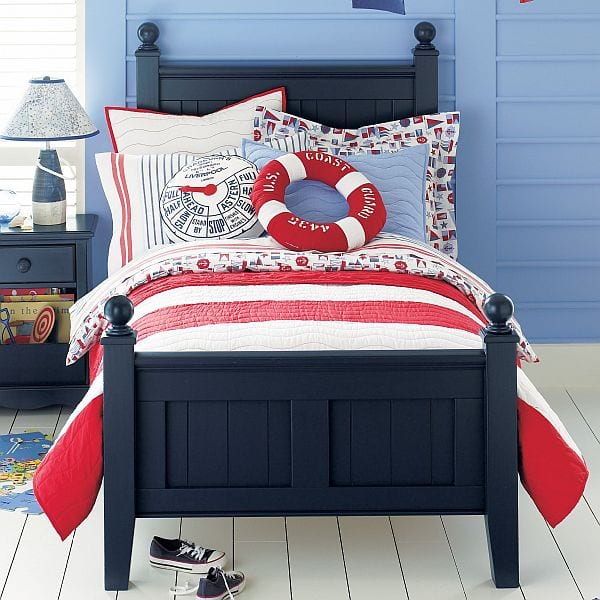 schlafzimmer mit Holzboden in weiß und blauen Wänden-kinderbettwäsche in weiß und rot