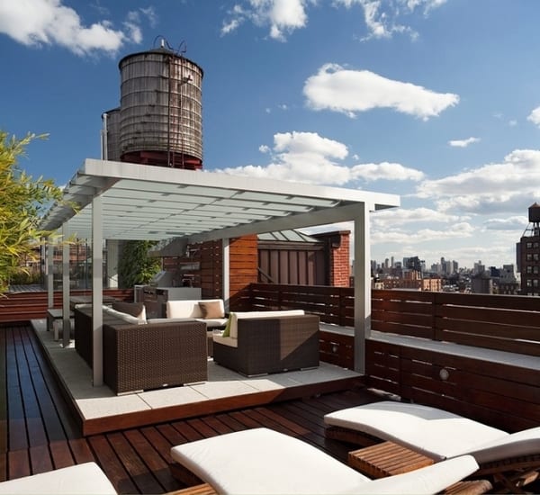 Moderne Terrasse mit holzboden und Holzgeländer mit Sitzfläche- weiße Gartenlaube mit Rattanmöbeln 