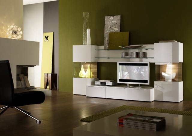 minimalistisches wohnzimmer mit weißer wohnwand und eckkamin- lederstuhl schwarz