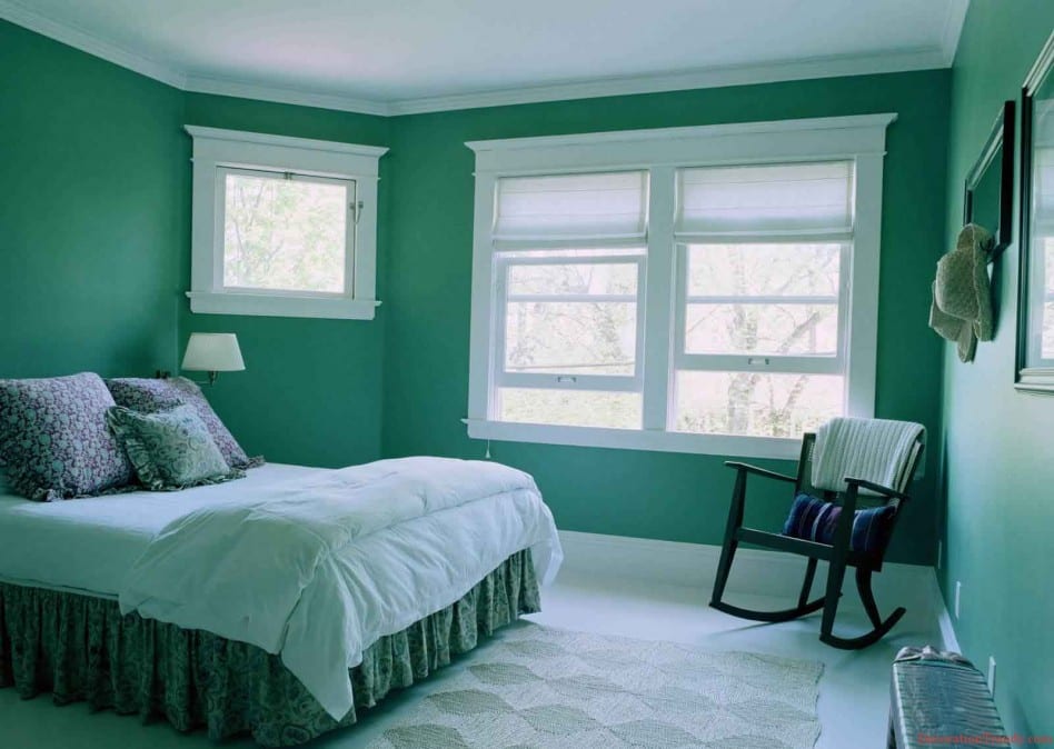 schlafzimmer in grün- grüne bettwäsche- schaukelstuhl