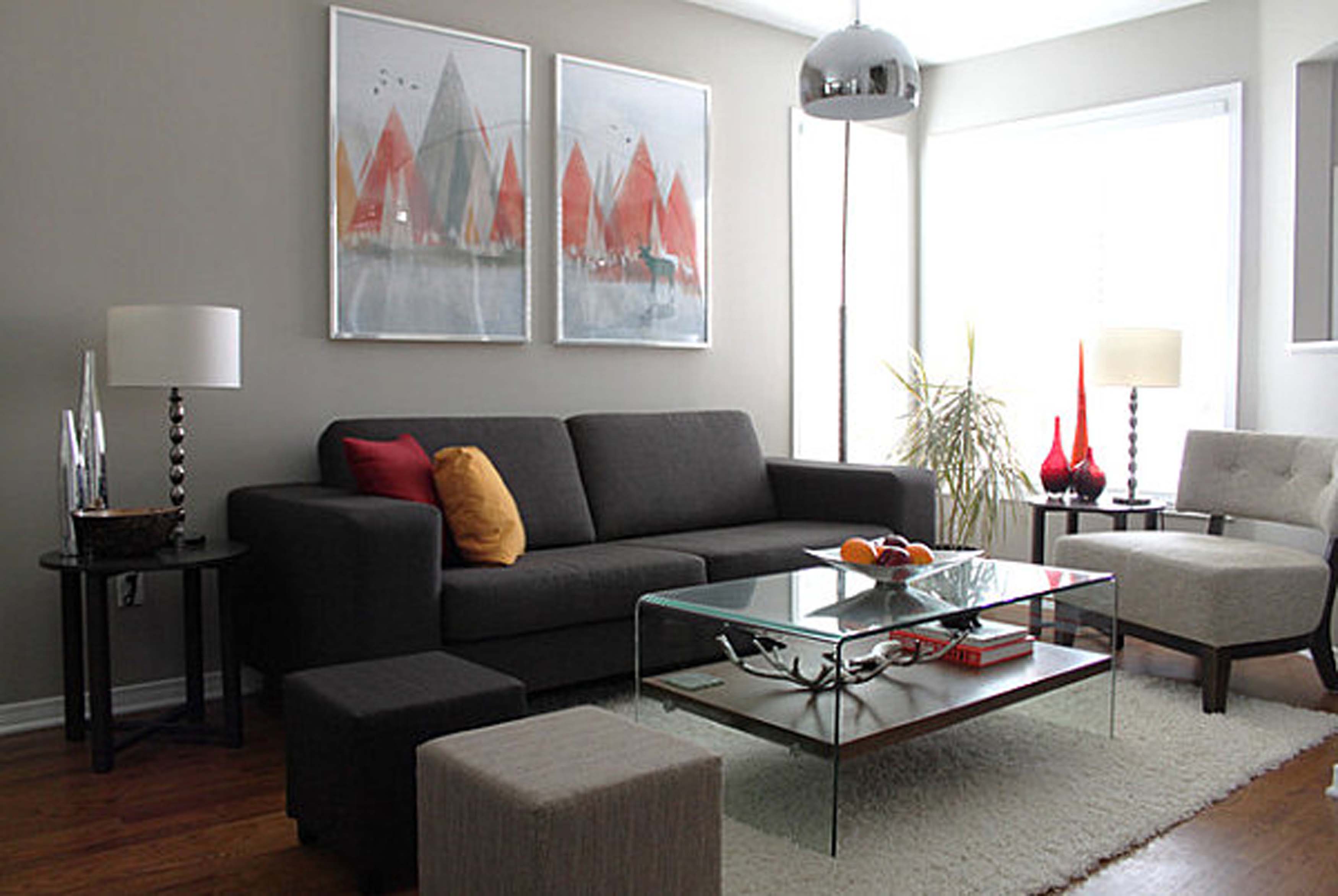 sofa grau- teppich grau- Sessel grau- moderner glaskafeetisch- wandgestaltungsidee