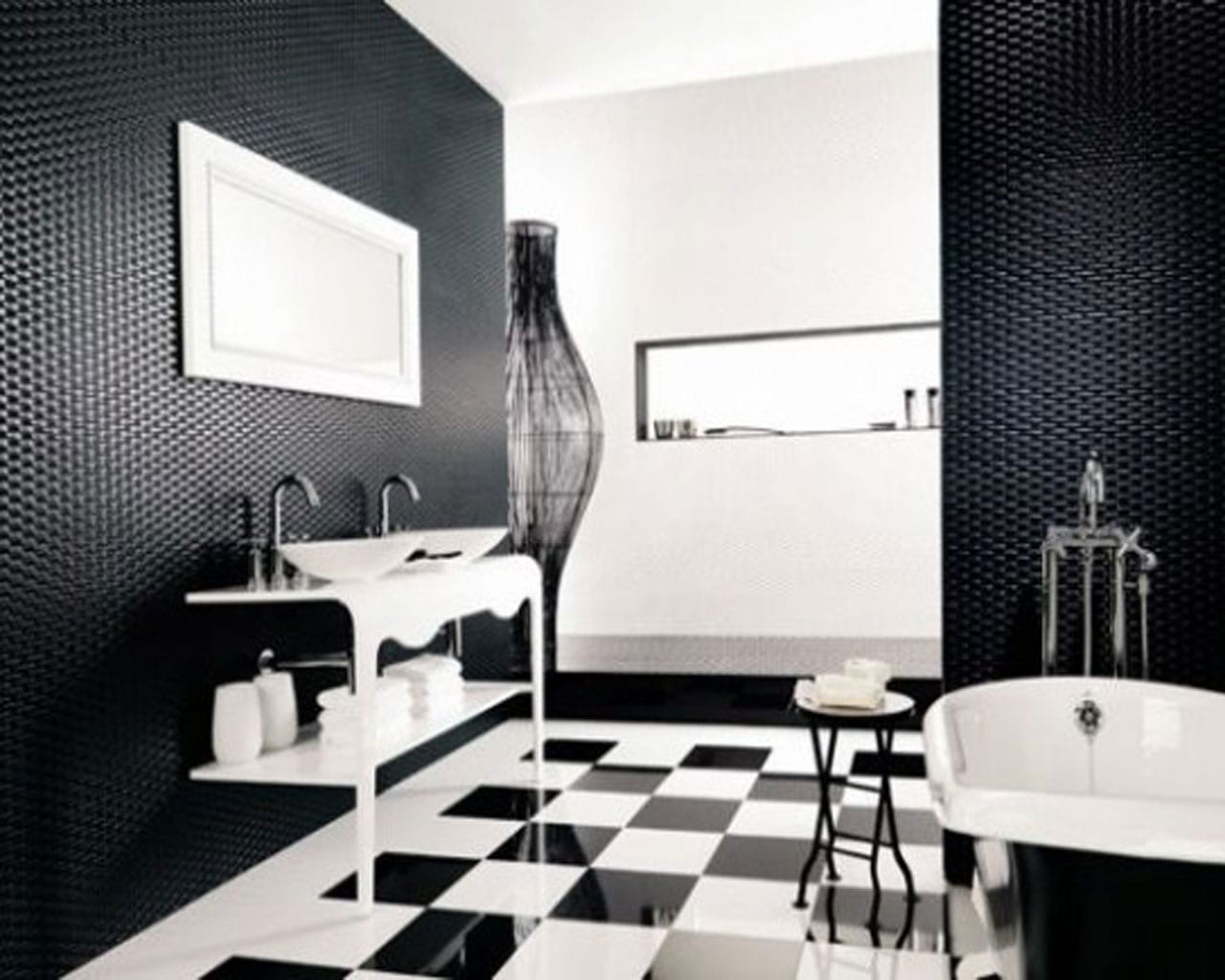 badezimmer mit schwarzen wänden und fliesenboden mit schwarz weißen quadraten-badezimmerspiegel