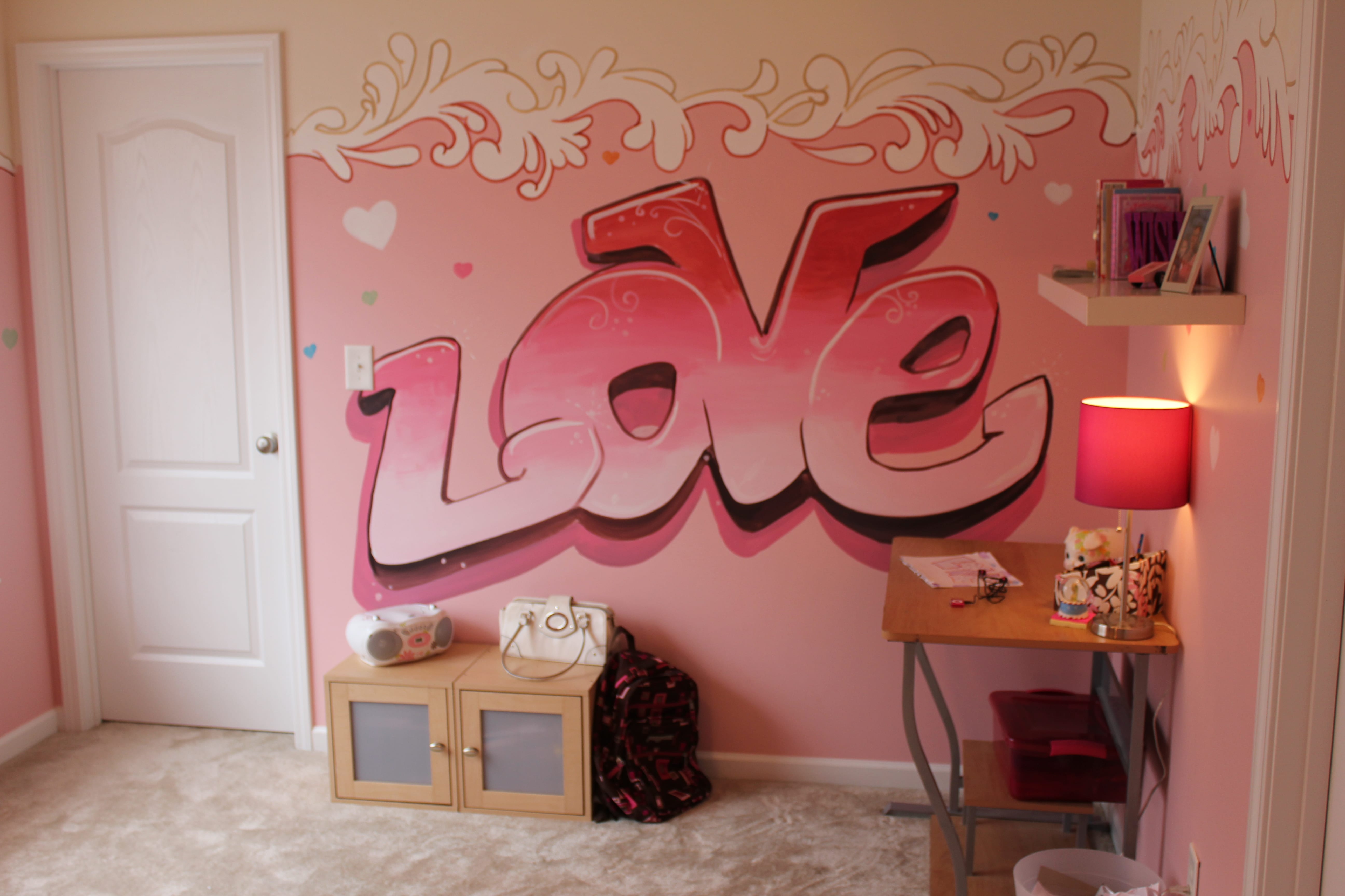rosa Wandfarbe mit Love schrift- teppich beige- schreibtisch aus holz mit nachttischlampe in pink
