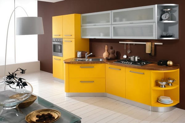 moderne küche gelb mit holzboden weiß und wandfarbe braun