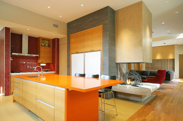 luxus küche einrichten mit küchinsel orange-wandgestaltung mit mosaik rot und grau