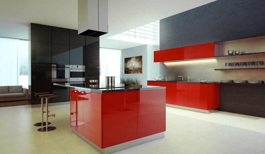 moderne küche mit kochinsel rot und wandverkleidung schwarz lack