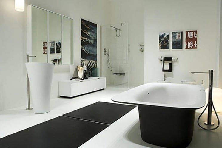 badezimmer weiß mit schwarzem Laufteppich und moderne freistehende schwarze badewanne und weißer freistehender Waschbecken-badezimmer Spiegelschrank weiß 