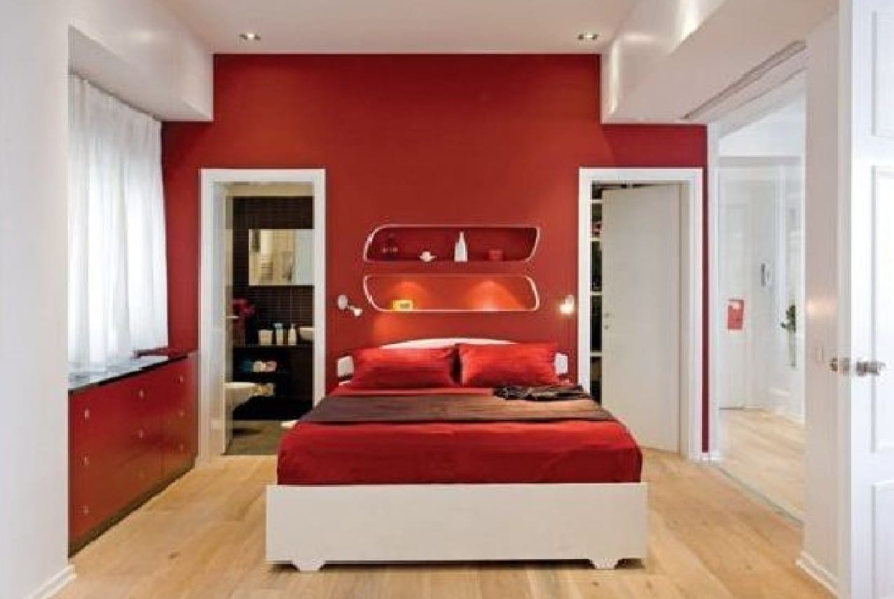 schlafzimmer mit badezimmer und ankleide-rote bettwäsche und roter seideboard