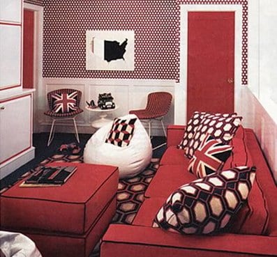 wohnzimmer mit rotem Sofa und Hocker-bodenkissen weiß-rote wand mit weißen punkten-wohnzimmertüren rot und weiße Wohnwand