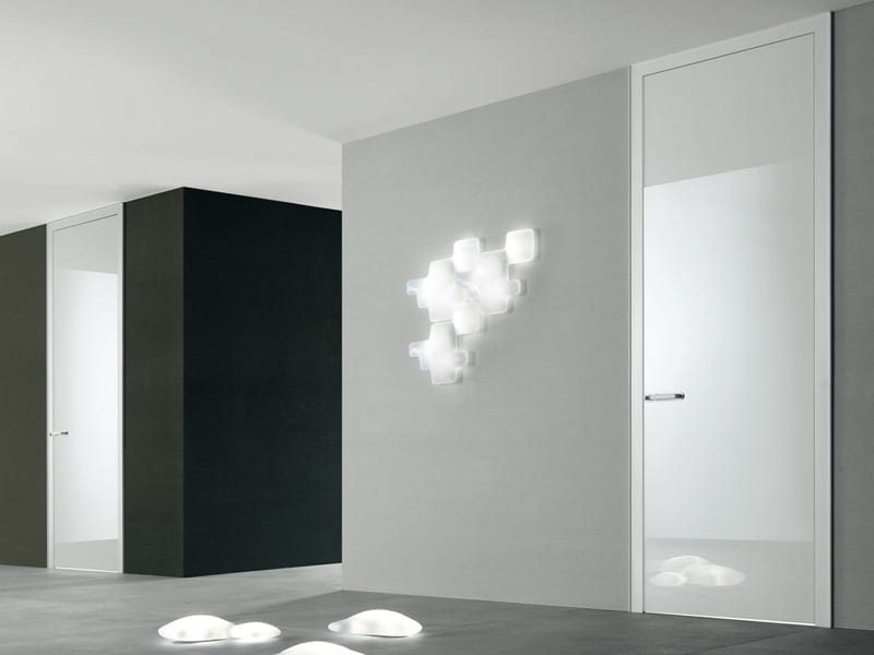wandfarbe grau mit weißen innentüren raumhoch- schwarze wand mit weißer tür und moderne wandlampen