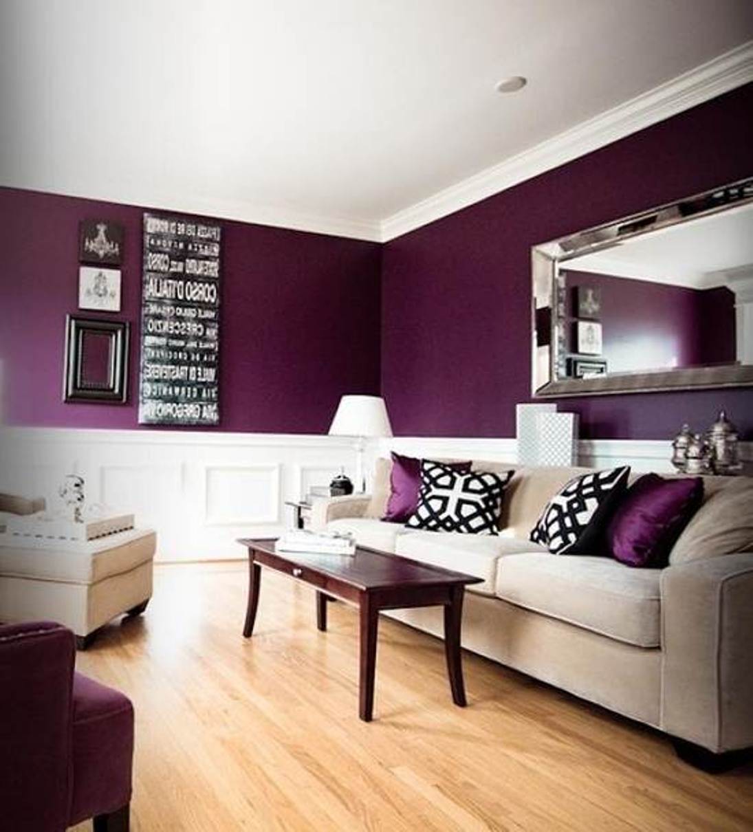 Farbgestaltung wohnzimmer mit Sofa beige und holzcouchtisch-Wandgestaltungsidee mit Spiegel und schwarzen Bildrahmen