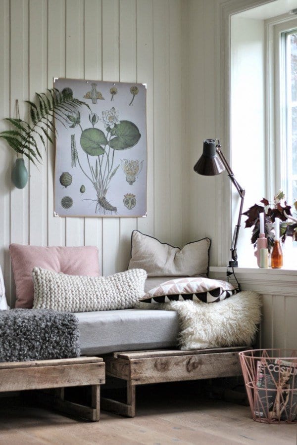einrichtungsideen wohnzimmer mit sofa aus paletten mit pelz 
