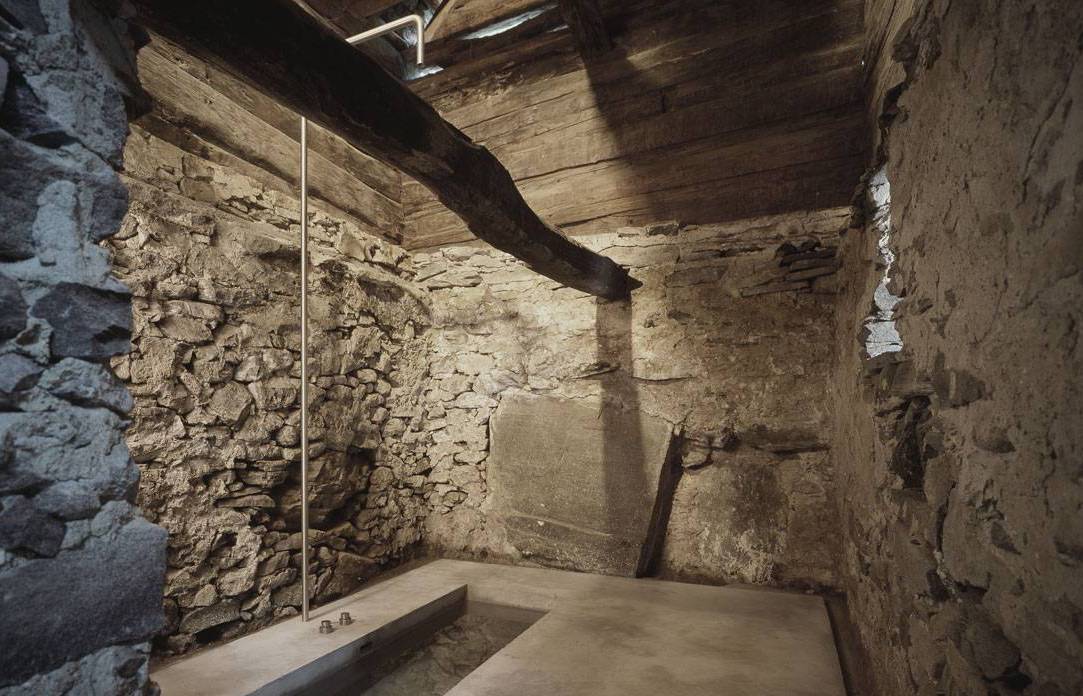 baderaum aus beton und eingebauter im boden badewanne aus beton