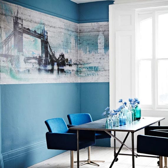 streichen mit wandfarbe blau-modernes wohn esszimmer mit polsterstühlen blau und cooler hintergrungbild