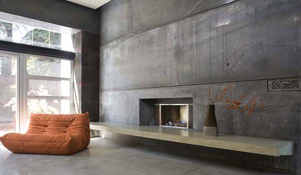 modernes wohnzimmer interior mit kamin und betonregal-poliertem betonboden-polstersessel orange