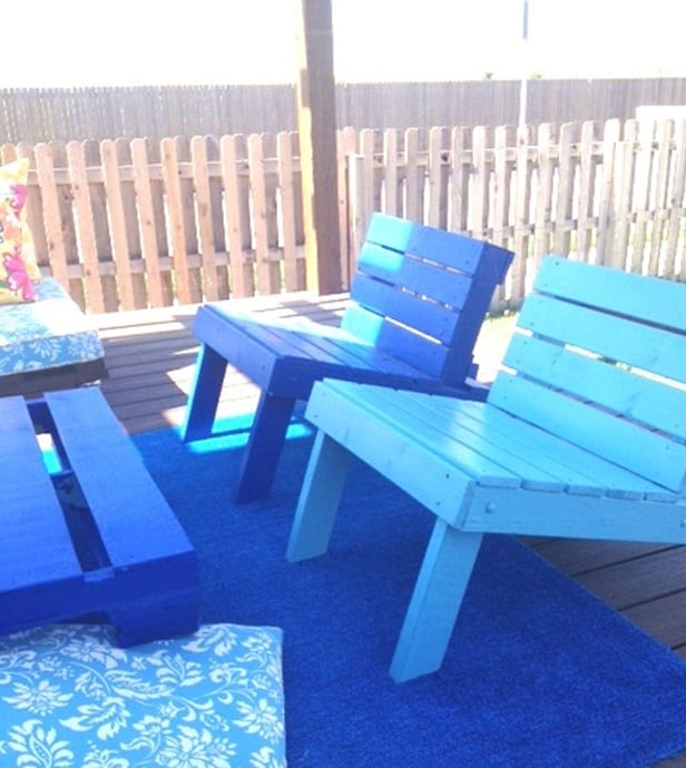 terrassengestaltung in blau mit möbeln aus paletten