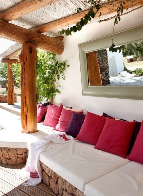 moderne terrasse gestalten mit weißen sitzkissen und wandgestaltung mit wandspiegel