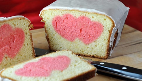 leckeres valentinstag kuchen mit herzmotiv und glasur