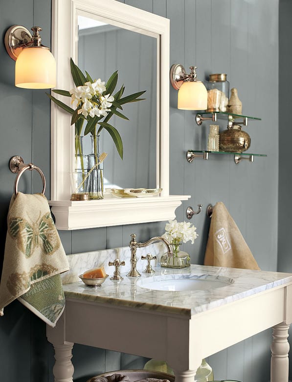 moderne badezimmer mit wanfarbe grau und wandgestaltung mit wandleuchten und glaswandregalen neben dem spiegel für badezimmer