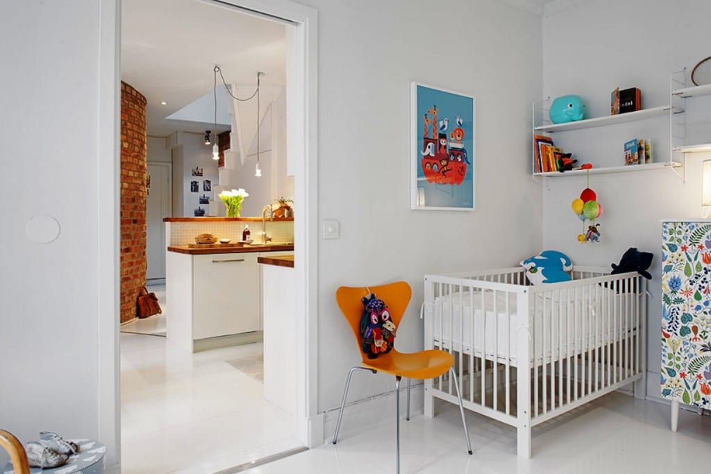 modernes babyzimmer weiß mit gitterbett weiß und wandgestaltung mit wandregalen