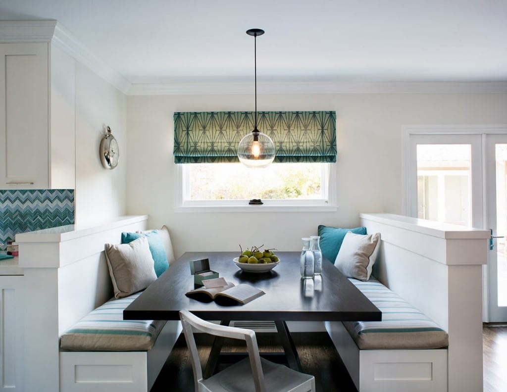 schicke sitzecke küche in weiß mit sitzkissen in grau und blau_fensterdekoration blau