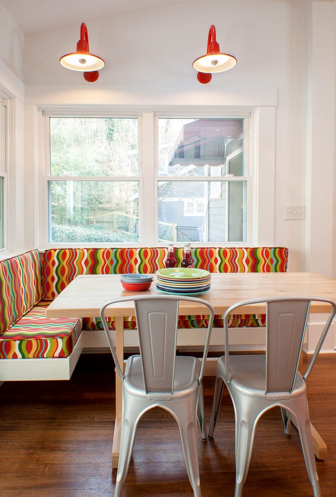 kleine küche weiß mit Esszimmertisch massiv und plastikstühlen weiß