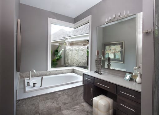 moderne badezimmer innendesign mit badewanne und badezimmerspiegel beleuchtund