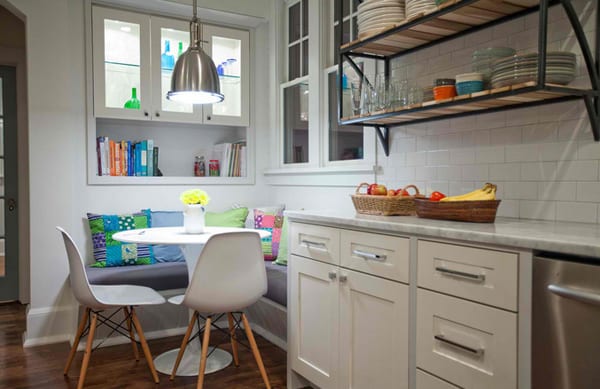 farbgestaltung kleiner küche weiß mit sitzecke küche und blauen kissen