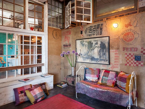 modernes wohnzimmer rustikal mit metallsofa und dekorativer eand aus holzfenstern mit gitter