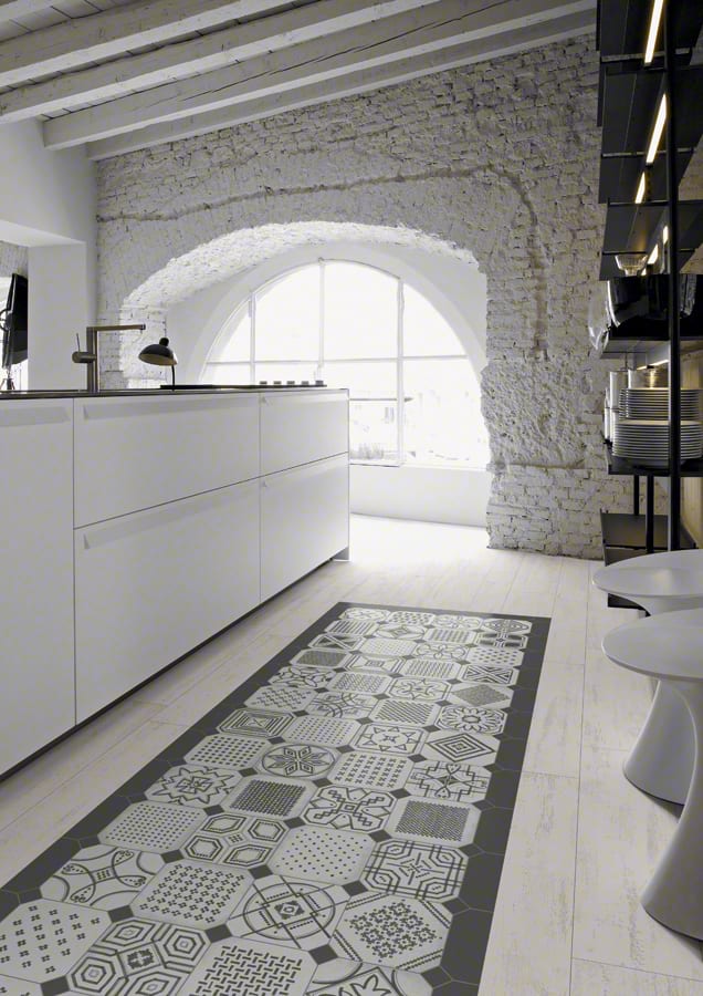Einrichtung weißer Küche mit Bogenfenster weiß und modernen Bodenfliesen mit muster
