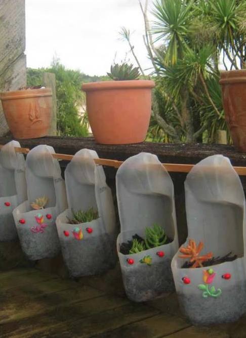 coole Terrassendeko mit DIY Blumentöpfen aus weißen plastikflaschen