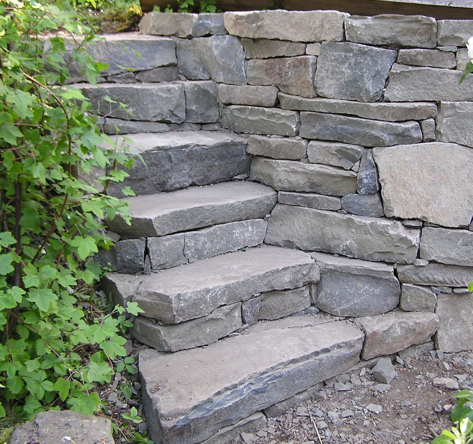 trockengartenmauer mit treppe aus steinen