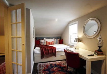 schlafzimmer ideen für elegante Einrichtung kleiner Schlafzimmer mit schreibtisch weiß und lederstuhl rot