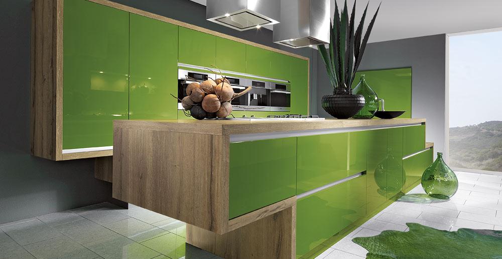 küche grün mit kochinsel und küchenschränken aus holz mit grünen schranktüren und schubladen