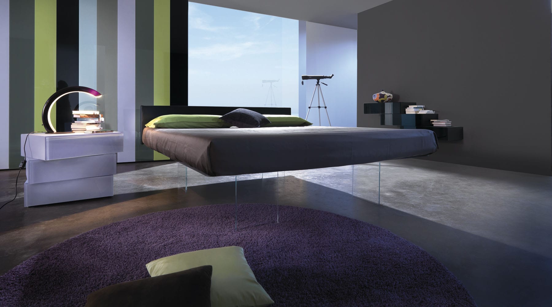 schlafzimmer idee für schlafzimmergestaltung mit wandfarbe grau und rundem teppich in lila auf einem betonbelag