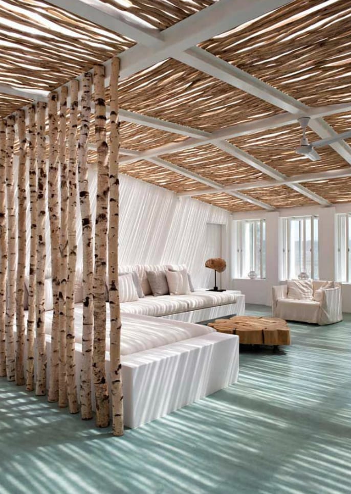 coole wohnzimmer inspiration mit eingemauerter sitzecke weiß und Überdachung aus Metalkonstruktion weiß und Holzstäben als gecjengestaltung und licht idee wohnzimmer
