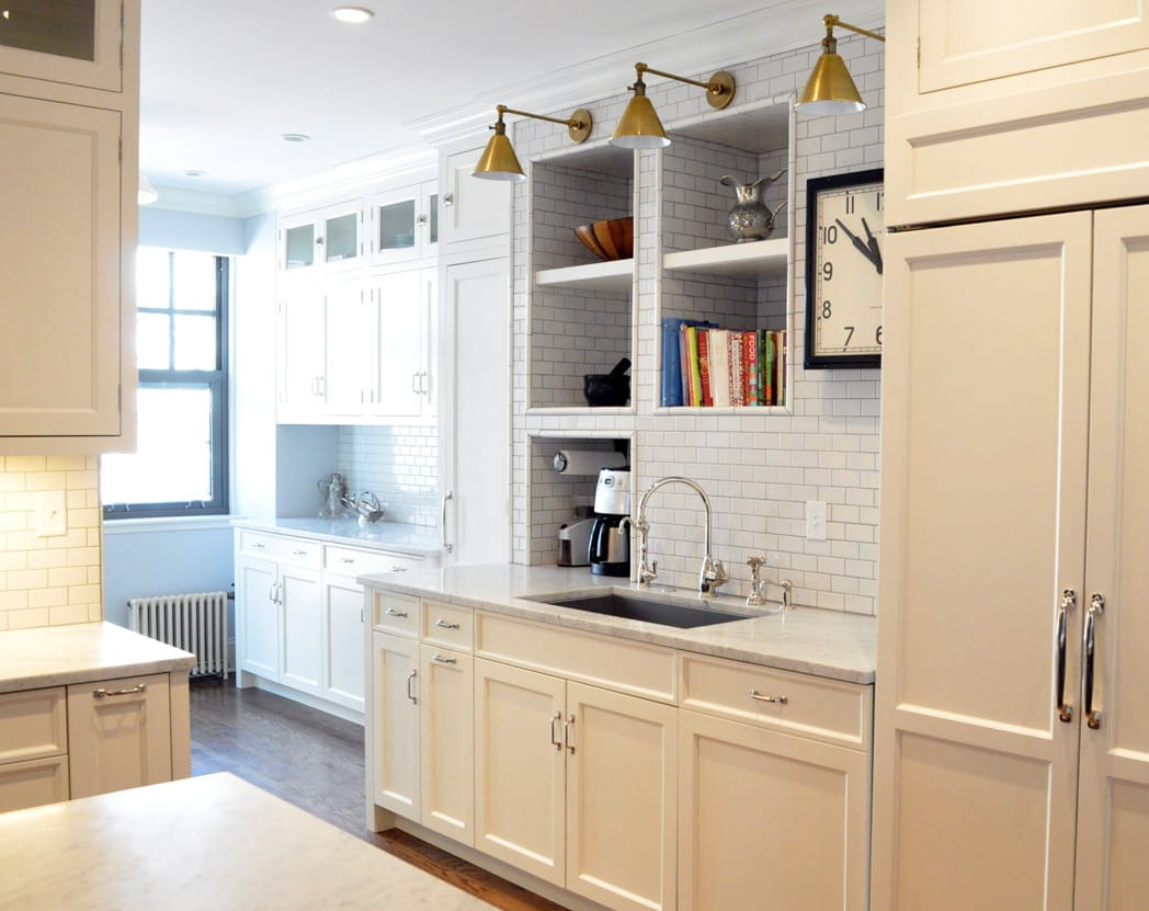kreative küchenideen für moderne kücheneinrichtung in weiß mit weißen wandfliesen und platzsparende wandregalen