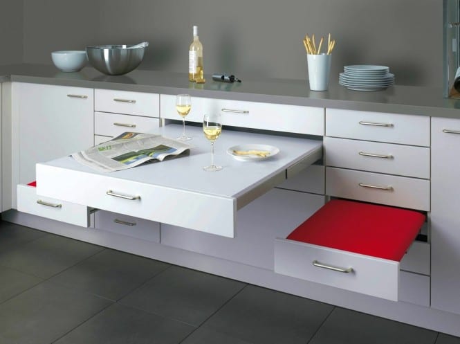moderne küche weiß mit sitzplatz aus schubladen als platzsparende idee für kleine küchen