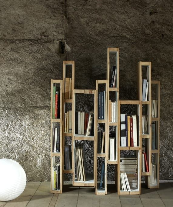 DIY Bücherregal aus Paletten für moderne Einrichtung und minimalistisches Interieur Design im wohnzimmer mit kugel-tischlampe