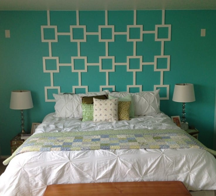 kleine schlafzimmer mit wandfarbe blau und coole wandgestaltung mit weißen quadratenmotiv