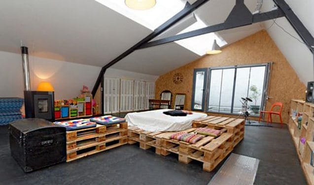 DIY Bett aus Europaletten und wandverkleidung aus kork als gestaltung für kinderzimmer mit oberlicht