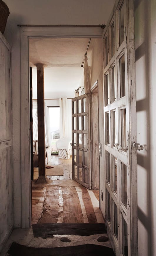 wohnzimmer einrichten rustikal mit holztüren weiß und holzstützen