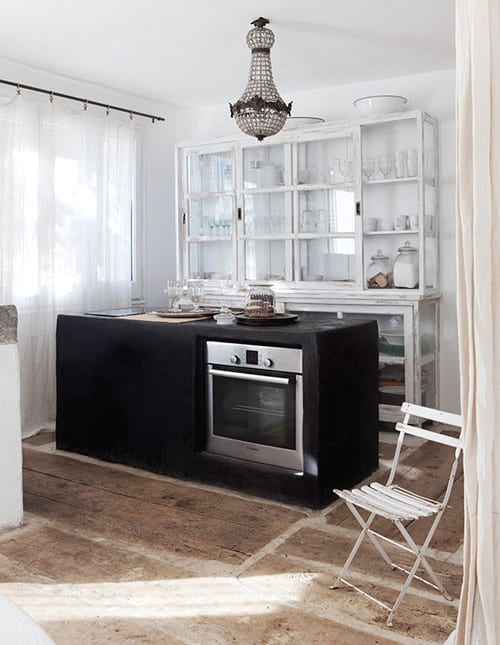 rustikale küche weiß mit Kochinsel aus Beton und rustikalen Küchenschränke mit glasvitrinen